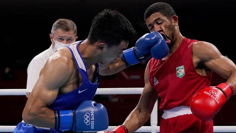 Laga pertandingan tinju Olimpiade Tokyo 2020 kelas 69-75 kg antara Abilkhan Amankul (kiri) dan Hebert Sousa (baju merah) Copyright: Themba Hadebe - Pool/Getty Images