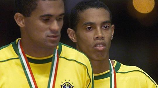 Raut kekecewaan di wajah Ronaldinho saat gagal menjuarai Piala Konfederasi akibat dikalahkan Meksiko di final, 4 Agustus 1999.