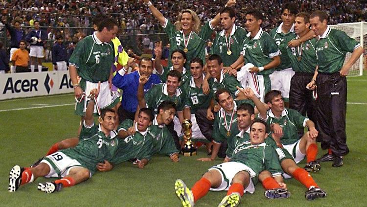 Segenap pemain Meksiko merayakan kesuksesan menjuarai Piala Konfederasi usai mengalahkan Brasil di final, 4 Agustus 1999.