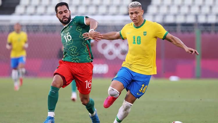 Aksi Richarlison di laga Meksiko vs Brasil pada semifinal Olimpiade Tokyo 2020.