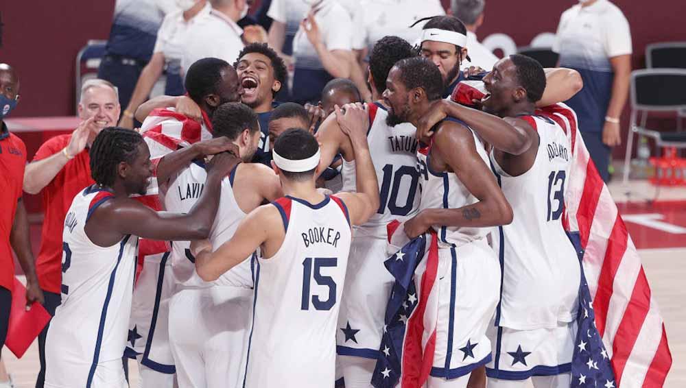 Tim basket Amerika Serikat merayakan kemenangan atas Prancis dalam pertandingan final Bola Basket Putra di Olimpiade Tokyo 2020.