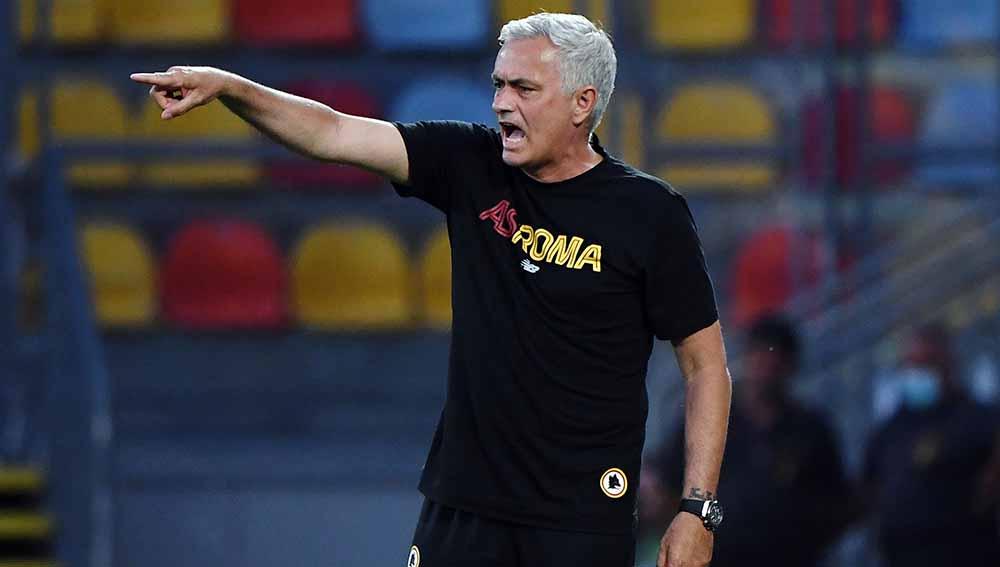 Pelatih AS Roma, Jose Mourinho, dikabarkan bakal kembali ke Liga Inggris setelah menjadi kandidat kuat pengganti Rafael Benitez di Everton. - INDOSPORT