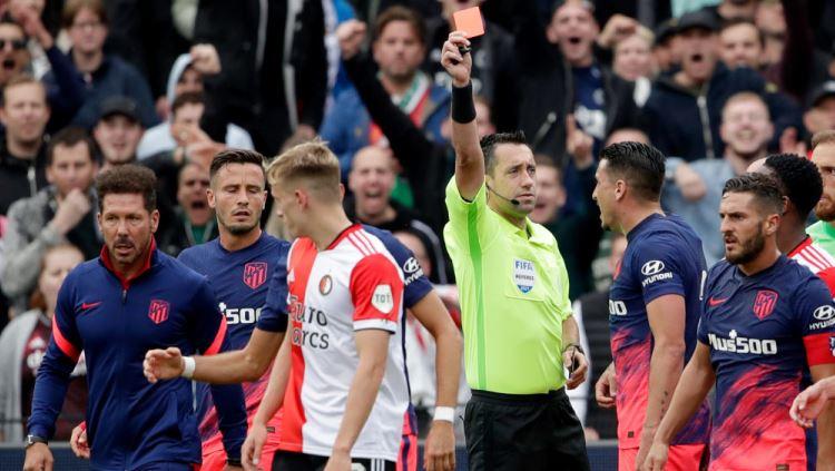 Diego Simeone turun ke lapangan saat laga Feyenoord vs Atletico Madrid. - INDOSPORT