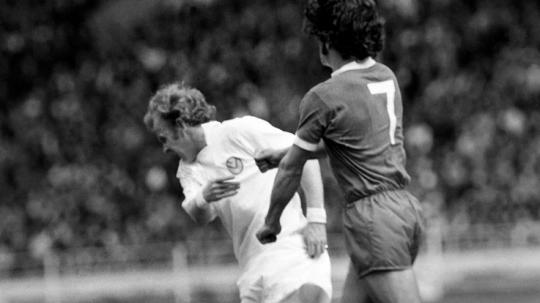 Aksi baku hantam Kevin Keegan dan Billy Bremner dalam pertandingan Charity Shield antara Liverpool versus Leeds United, 10 Agustus 1974.