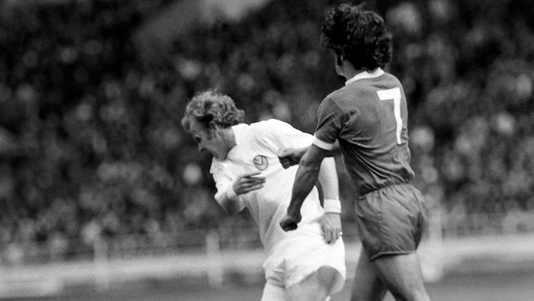 Aksi baku hantam Kevin Keegan dan Billy Bremner dalam pertandingan Charity Shield antara Liverpool versus Leeds United, 10 Agustus 1974. - INDOSPORT