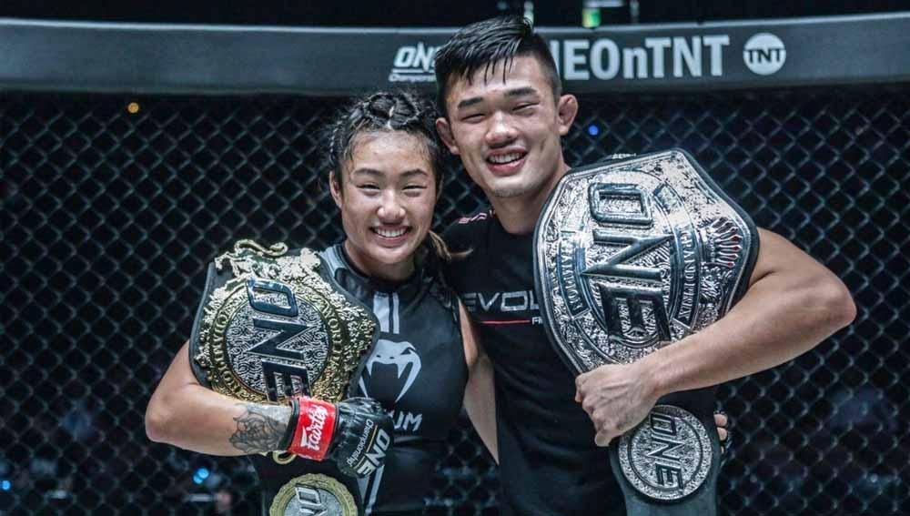 Angela Lee berpose bersama sang adik, Christian Lee, usai keduanya meraih kemenangan di ajang ONE: CENTURY pada Oktober 2019 di Tokyo, Jepang.