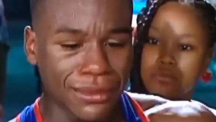 Floyd Mayweather menangis saat kalah dari petinju pegawai Supermarket.