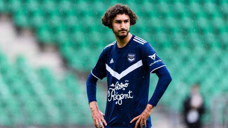 Pemain AC Milan, Yacine Adli, saat membela Bordeaux. Foto: Marcio Machado/Getty Images.