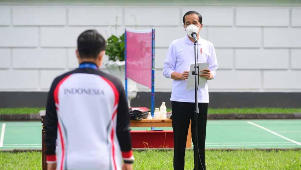 Presiden Jokowi menyerahkan bonus untuk peraih medali Olimpiade Tokyo. - INDOSPORT