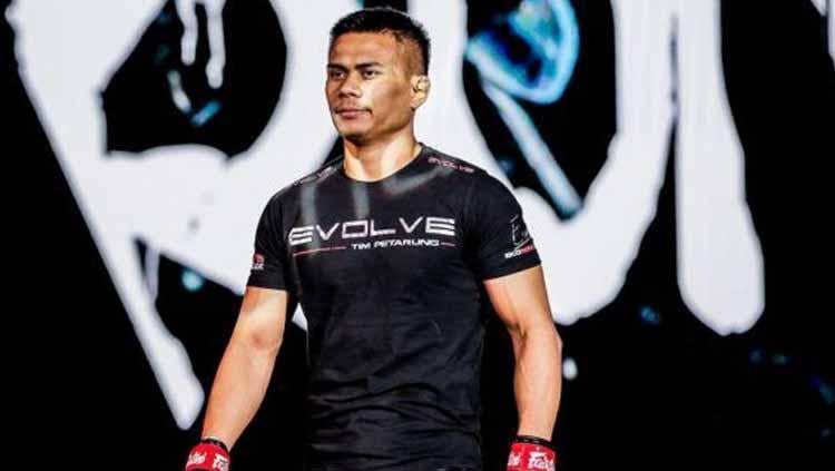 Petarung MMA Indonesia, Eko Roni Saputra pernah mencetak KO tercepat usai buat lawannya asal China, Liu Peng Shuai nyaris pingsan di ajang ONE Championship. - INDOSPORT