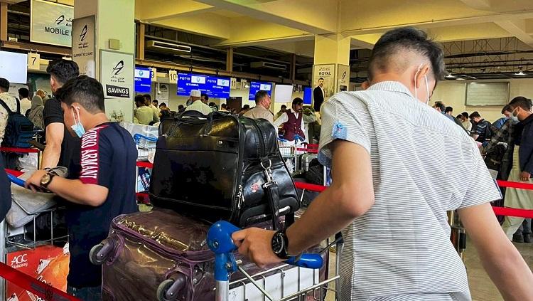 Warga Afganistan berbondong-bondong tinggalkan negeri lewat bandara internasional Kabul.