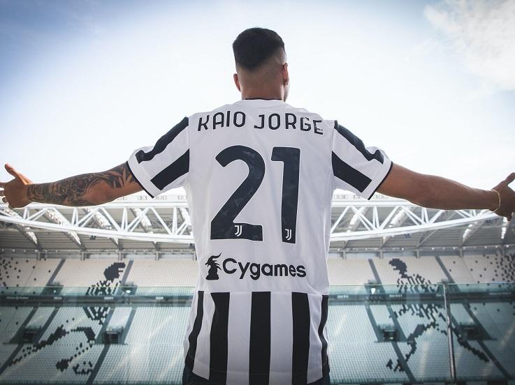 Klub raksasa Liga Italia, Juventus, resmi memperkenalkan Kaio Jorge sebagai pemain baru mereka pada bursa transfer musim panas 2021. Copyright: Twitter @juventusfcen