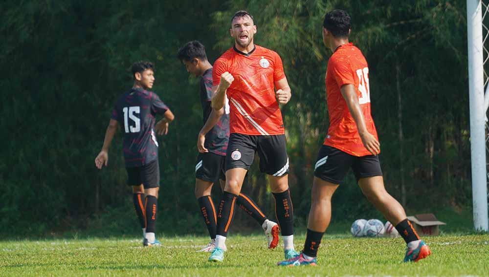 Selebrasi Striker asing Persija, Marko Simic usai mencetak gol. Ia menunjukan ketajamannya lewat brace (dua gol) untuk tim oranye.