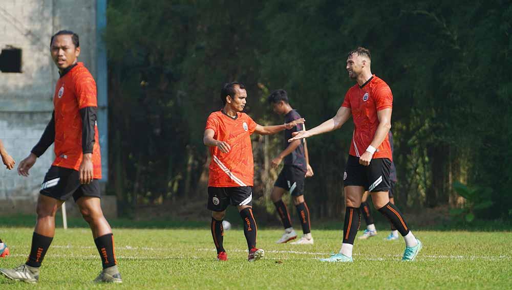 Pertandingan berkesudahan dengan skor 3-2 untuk tim oranye yang diantaranya diperkuat oleh Marko Simic dan Riko Simanjuntak.