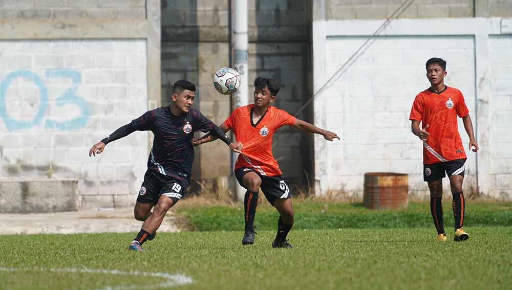 Pada internal game tadi pagi, Sudirman membagi para pemain ke dalam dua tim yakni tim oranye dan tim hitam.