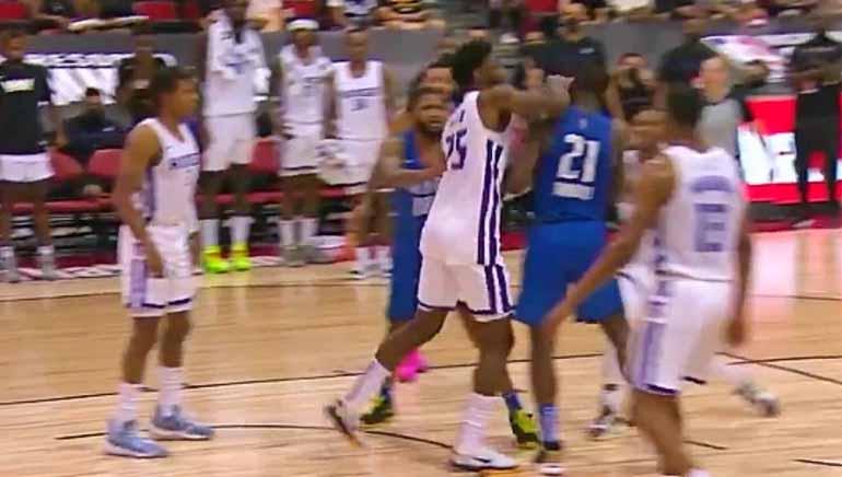 Aksi baku hantam bintang NBA Chimezie Metu dari Sacramento Kings vs Eugene Omoruyi dari Dallas Mavericks - INDOSPORT