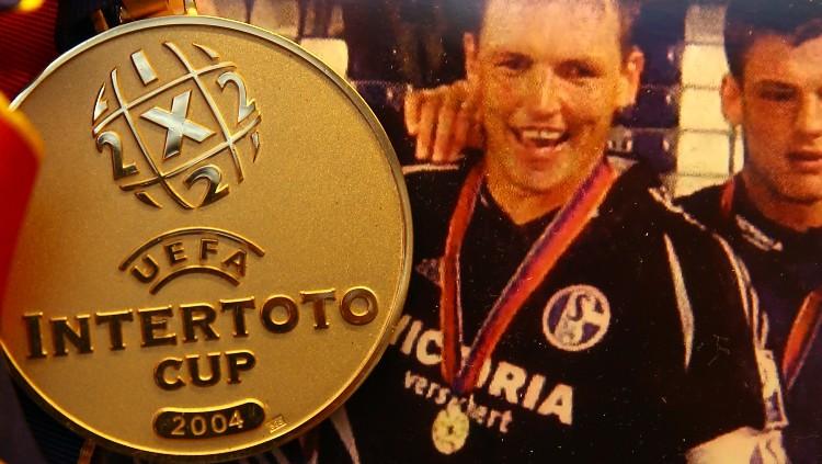 Medali Piala Intertoto yang didapatkan Schalke 04 pada 2004.