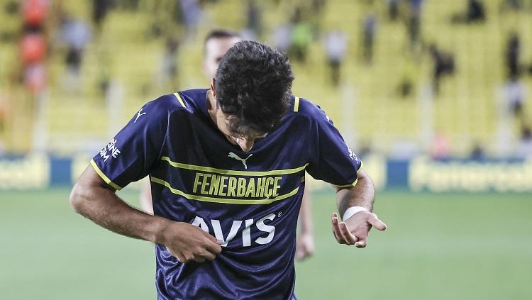 Pemain Fenerbahce, Muhammed Gumuskaya kebingungan mencari logo klub saat hendak melakukan selebrasi gol di pertandingan kualifikasi Liga Europa, Jumat (20/08/21).