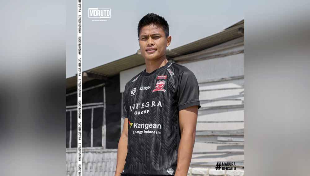 Jersey home Madura United masih konsisten memakai warna merah putih dgn garis horizontal. Copyright: MO Madura United