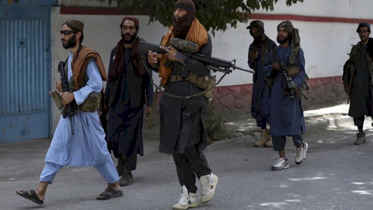 Anggota Taliban saat berpatroli di jalanan Kabul. - INDOSPORT