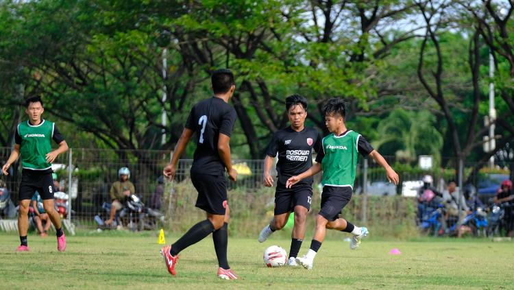 Gelandang anyar PSM Makassar, M Rian Firmansyah (hijau). (Adriyan Adirizky/INDOSPORT)