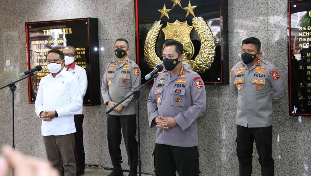 Kapolri Jenderal Listyo Sigit Prabowo memberikan berkas izin kompetisi ke Menpora Zainudin Amali. - INDOSPORT