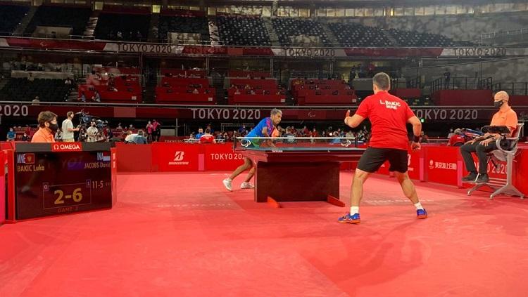 Atlet para tenis meja Indonesia, David Jacobs mengawali pertandingan pertama Paralimpiade Tokyo 2020 dengan kalahkan wakil Montenegro, Luka Bakic. - INDOSPORT