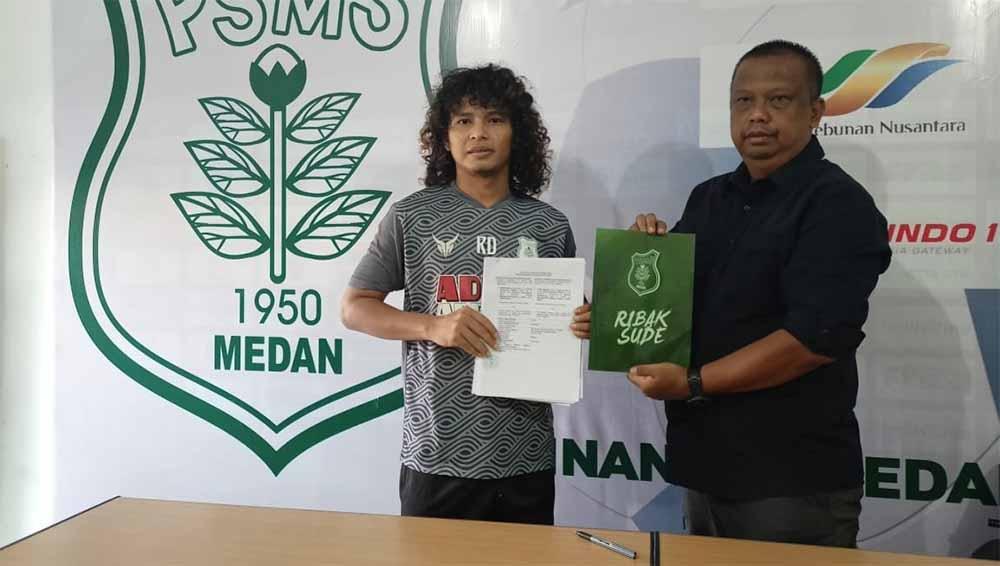 Manajer PSMS Medan, Mulyadi Simatupang (kanan), saat resmi mengumumkan telah mengontrak Luis Irsandi (kiri).