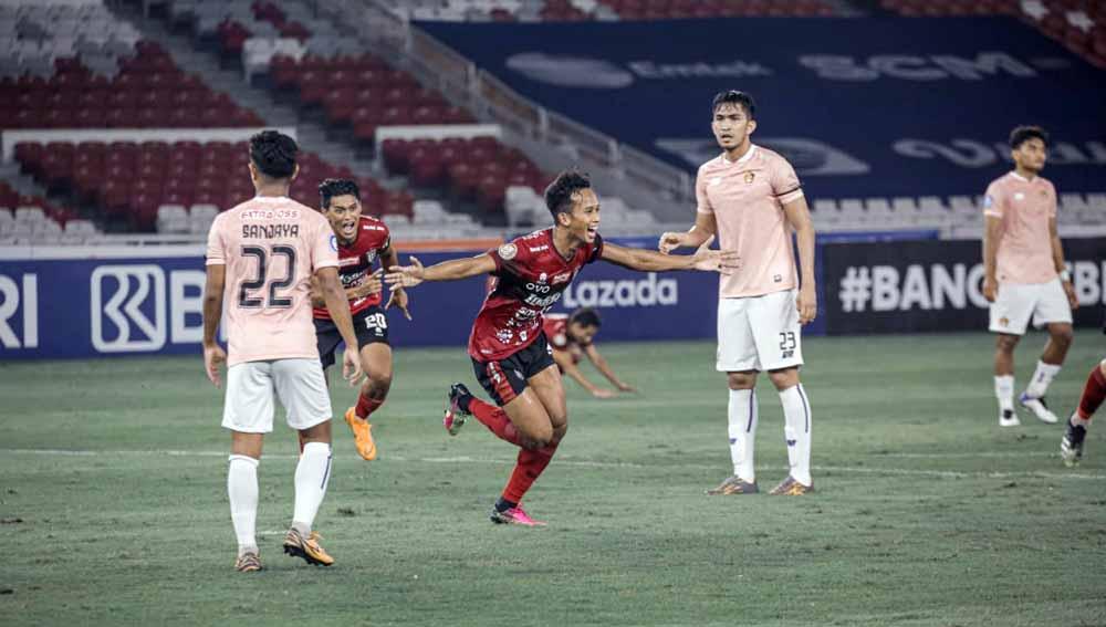 Selebrasi M Rahmat usai menjebol gawang Persik Kediri.