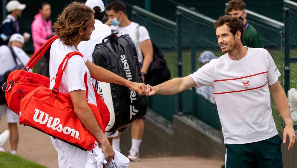 Petenis asal Yunani Stefanos Tsitsipas dan petenis asal Inggris Andy Murray yang terlibat kontroversi di US Open 2021 - INDOSPORT