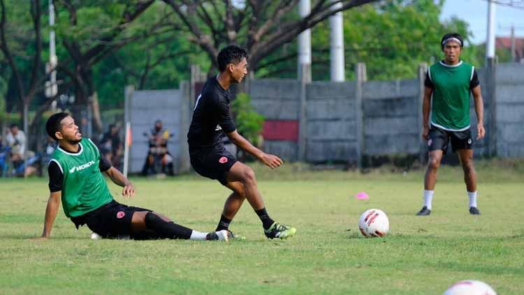 Aksi wonderkid PSM Makassar, Renaldi, dalam sesi latihan di Bosowa Sport Center.