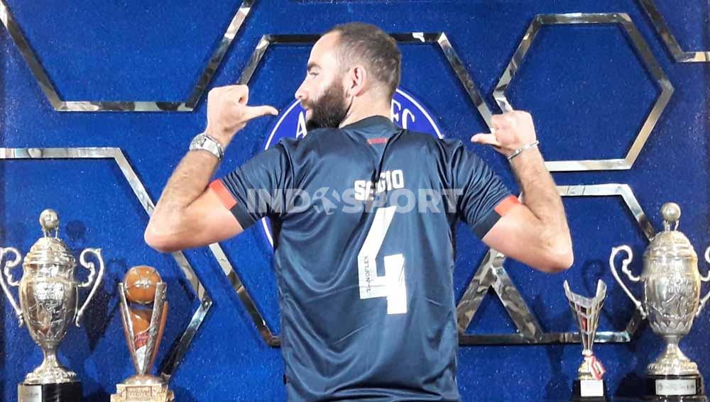Sergio Silva memamerkan jersey beserta nomor 4.