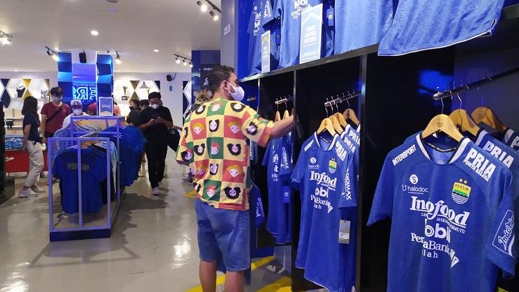 Persib Bandung resmi memperkenalkan jersey anyar untuk mengarungi kompetisi BRI Liga 1 2021-2022 yang langsung diserbu oleh ribuan Bobotoh.