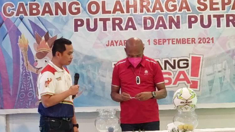 Drawing atau pengundian grup cabang olahraga sepakbola bola Pekan Olahraga Nasional (PON) XX, Rabu (01/09/21).
