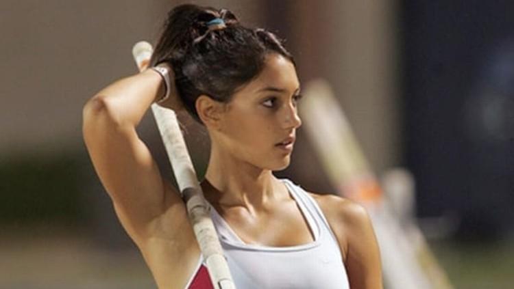 Foto Allison Stokke, atlet lompat galah yang membuatnya terkenal.