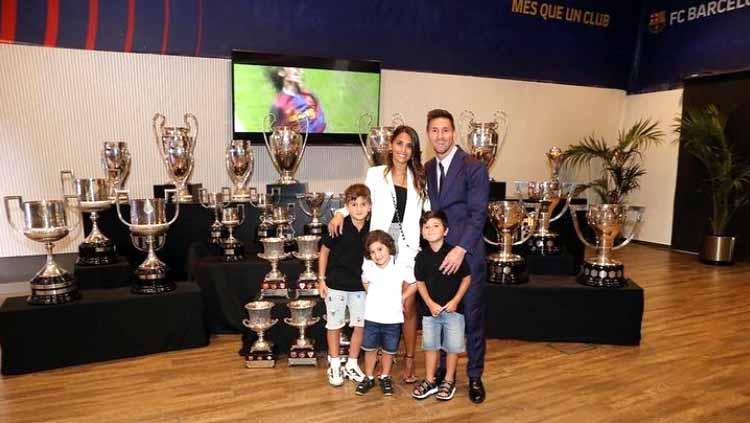 Lionel Messi, Antonela Roccuzzo dan ketiga anaknya. - INDOSPORT