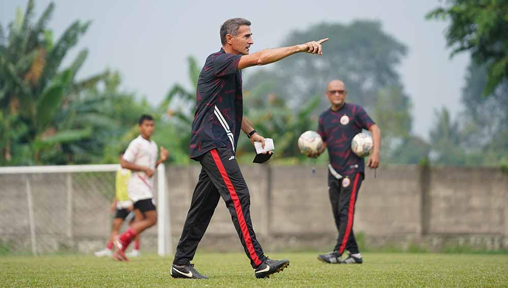 Pelatih Persija Angelo Alessio akhirnya tiba di Indonesia dan langsung memimpin latihan Persija jelang laga Liga 1 melawan PSS Sleman di POR Sawangan, Jumat (03/09/21).