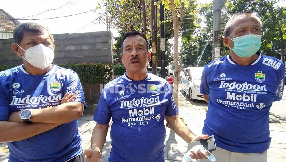Komisaris PT Persib Bandung Bermartabat (PBB), Umuh Muchtar (tengah), saat melepas keberangkatan tim Persib ke Tangerang di Graha Persib, Jalan Sulanjana, Kota Bandung, Jumat (03/09/21).