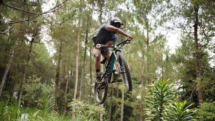 Ario Bayu adalah aktor yang menggemari sepeda downhill