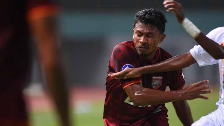 Indosport - Rifad Marasabessy saat membela Borneo FC.