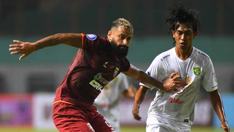 Francisco Torres (Borneo FC) menahan Ady Setiawan pada laga Liga 1 2021