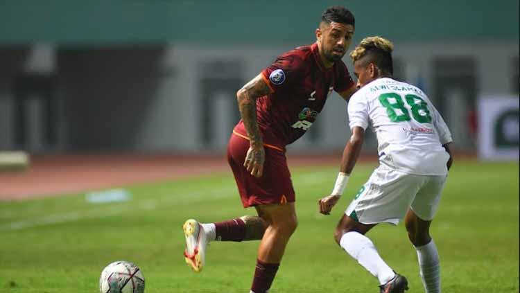 Jonathan Bustos (Borneo FC) menunjukan skilnya dalam membagi bola