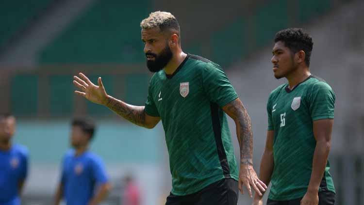 Francisco Torres (depan) dalam sesi latihan