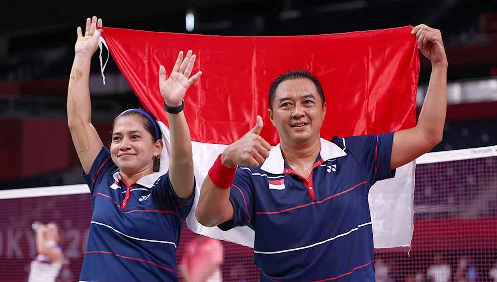 Peraih medali emas Susanto Hary dan Oktila Leani Ratri dari Tim Indonesia berpose di podium untuk Ganda Campuran Paralimpiade Tokyo 2020.