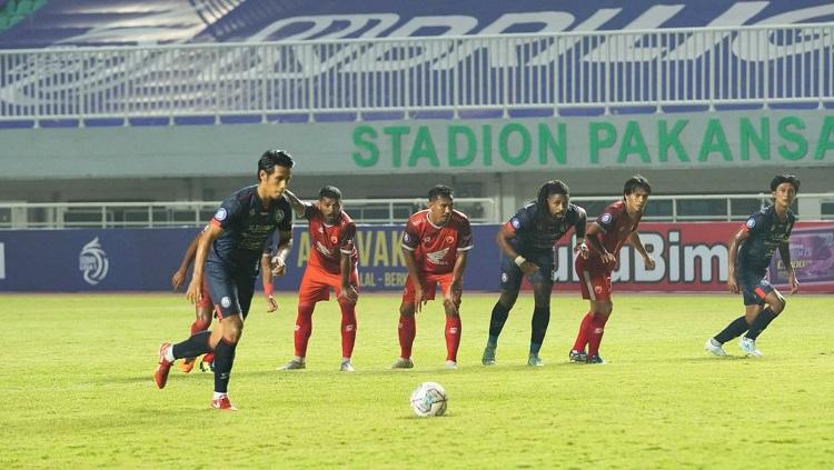 Arema FC saat mencetak gol lewat titik penalti ke gawang PSM Makassar pada laga Liga 1 di Stadion Pakansari, Minggu (05/09/21).