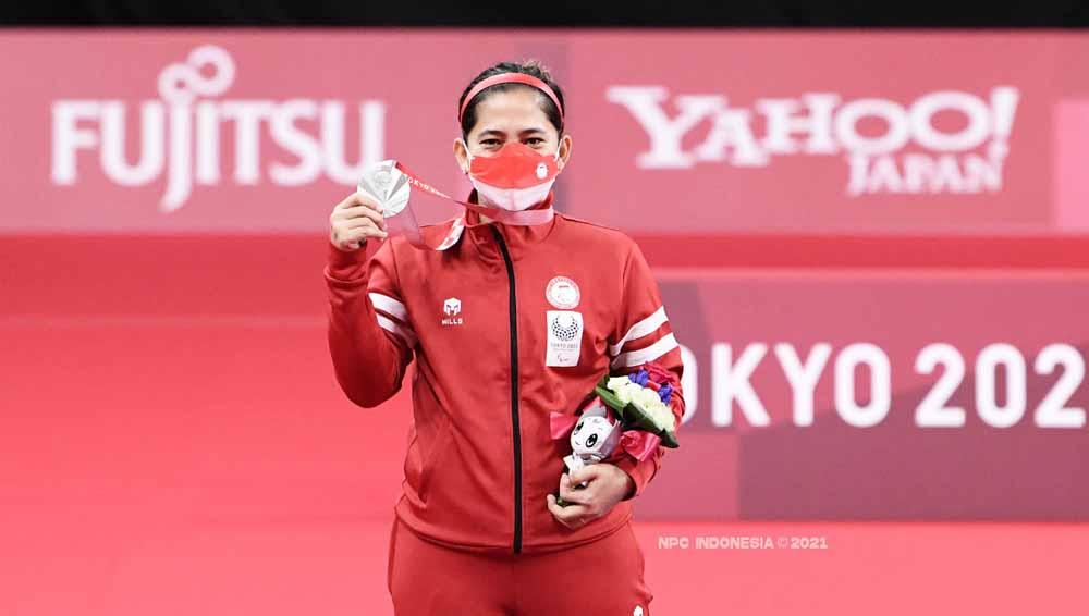 Peraih medali emas Oktila Leani Ratri dari Tim Indonesia berpose di podium untuk Ganda Campuran Paralimpiade Tokyo 2020. - INDOSPORT