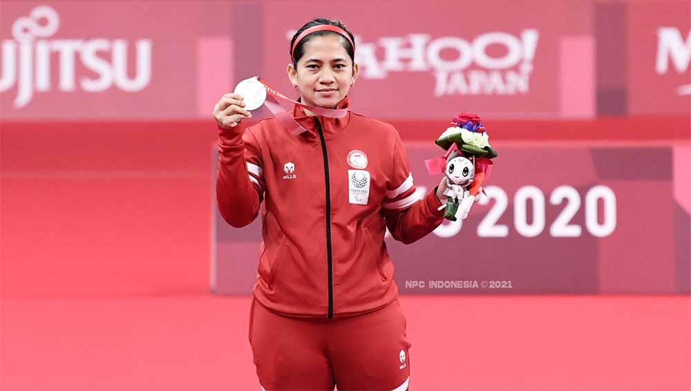 Peraih medali emas Oktila Leani Ratri dari Tim Indonesia berpose di podium untuk Ganda Campuran Paralimpiade Tokyo 2020.