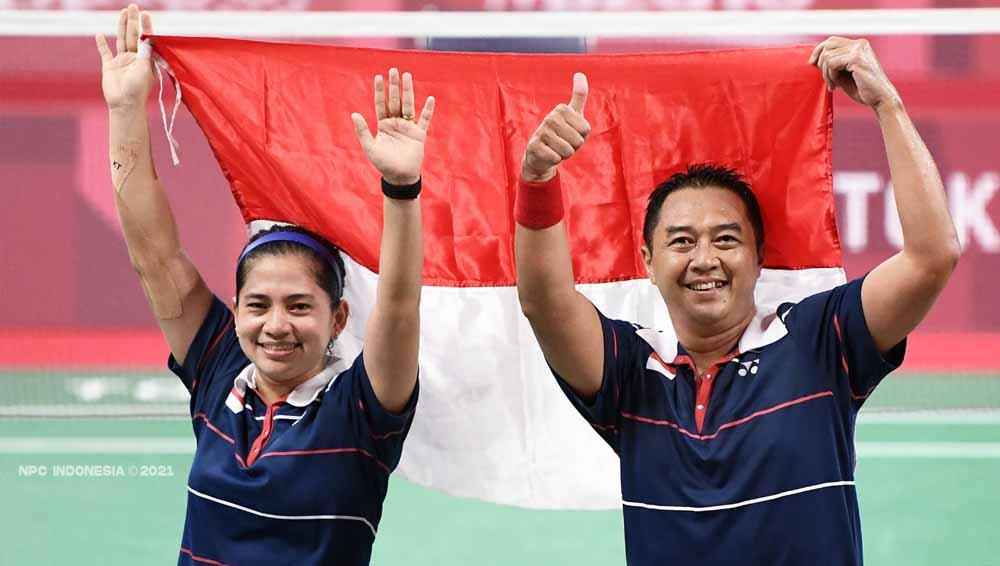Peraih medali emas Susanto Hary dan Oktila Leani Ratri dari Tim Indonesia berpose di podium untuk Ganda Campuran Paralimpiade Tokyo 2020.