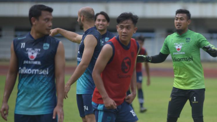 Dimas Julio Pamungkas (rompi merah) saat latihan bersama Persib di Stadion GBLA, Kota Bandung, Senin (06/09/21).