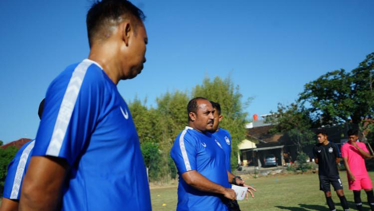 Tim pelatih PSIS yang dipimpin Imran Nahumarury saat memimpin latihan pasca-menghadapi Persela.
